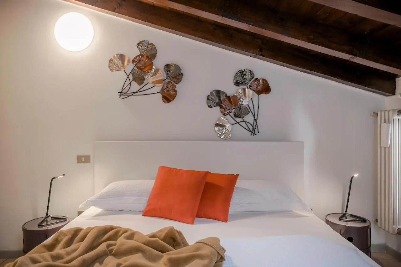 Lovely Mansard Iseo Portelle Holiday With Private Parking And Bike Storage 0*,  Italien